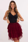 Ensemble de mode féminin haut sans manches col V plongeant jupe mini volants superposés tissu extensible tulle fin noir et bordeaux foncé événement élégant sortie nocturne robe de soirée femme