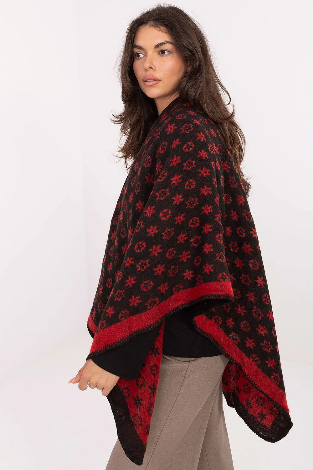 poncho oversize femme jacquard noir rouge motifs etoile cercles repetitifs coupe drapee encolure V bordure contrastée maille epaisse boheme chic