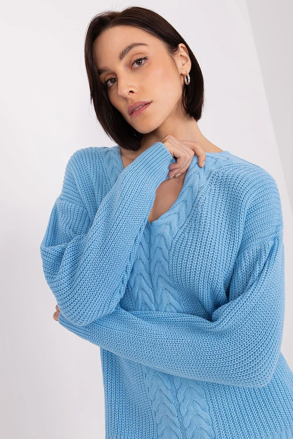 Chandail pour femme bleu clair maille épaisse motif torsadé col V manches longues finitions côte