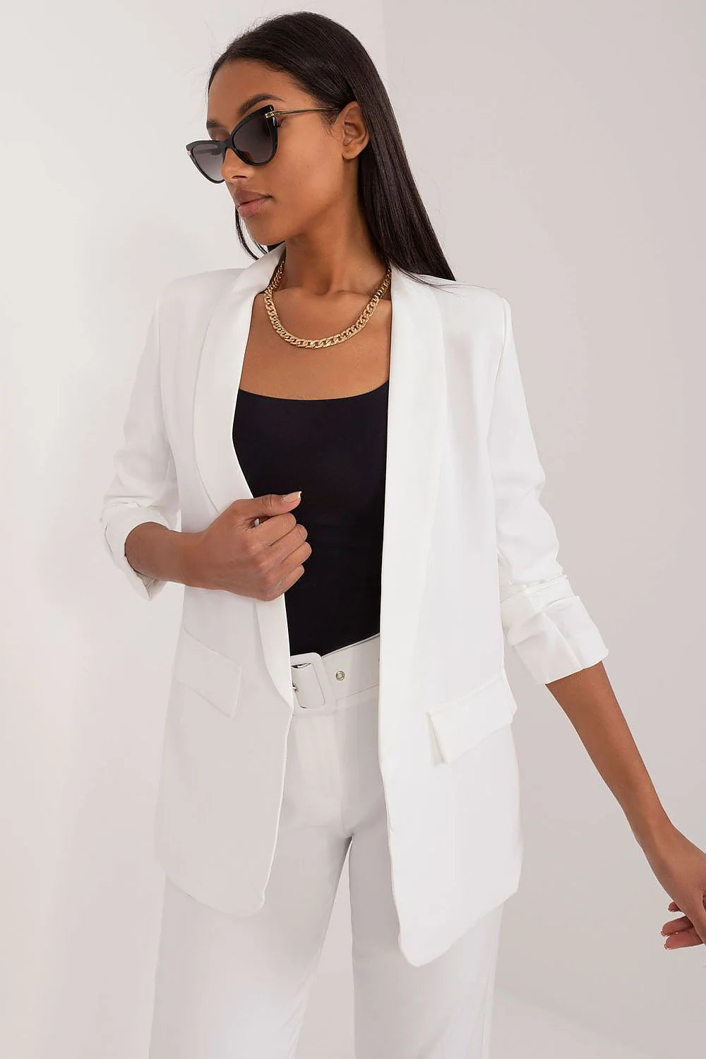 Blazer et pantalon assorti pour femme, style élégant et moderne, coupe structurée, couleur blanche, polyester de haute qualité, occasion formelle ou bureau