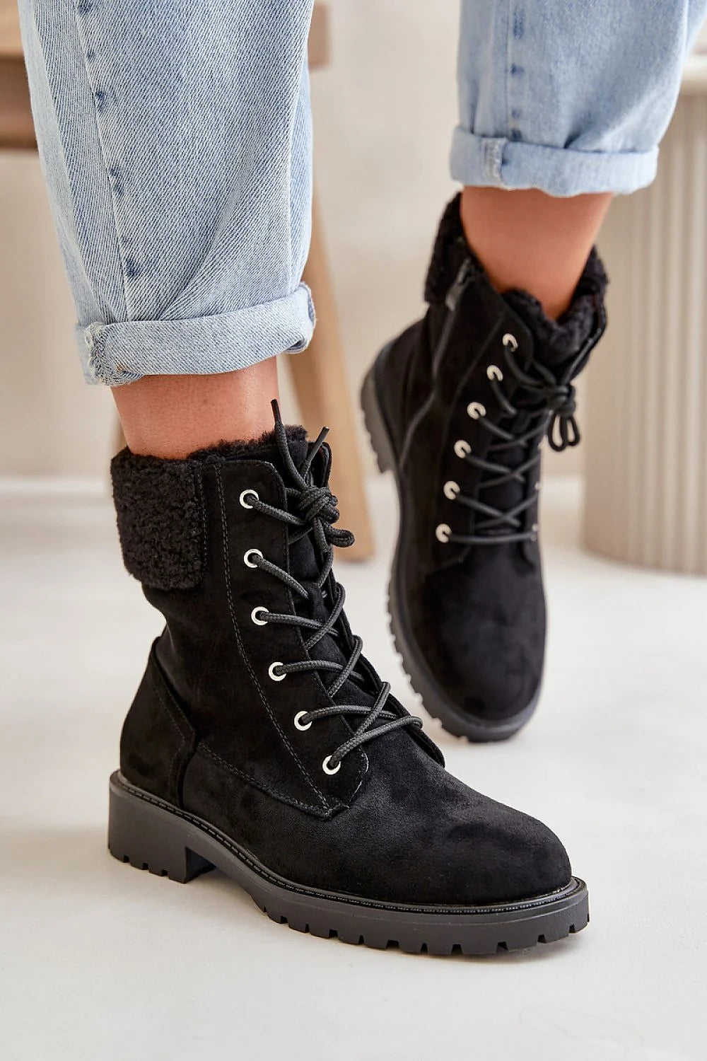 Bottes pour femmes design moderne robuste daim doux fourrure noire confort hiver polyvalence quotidienne