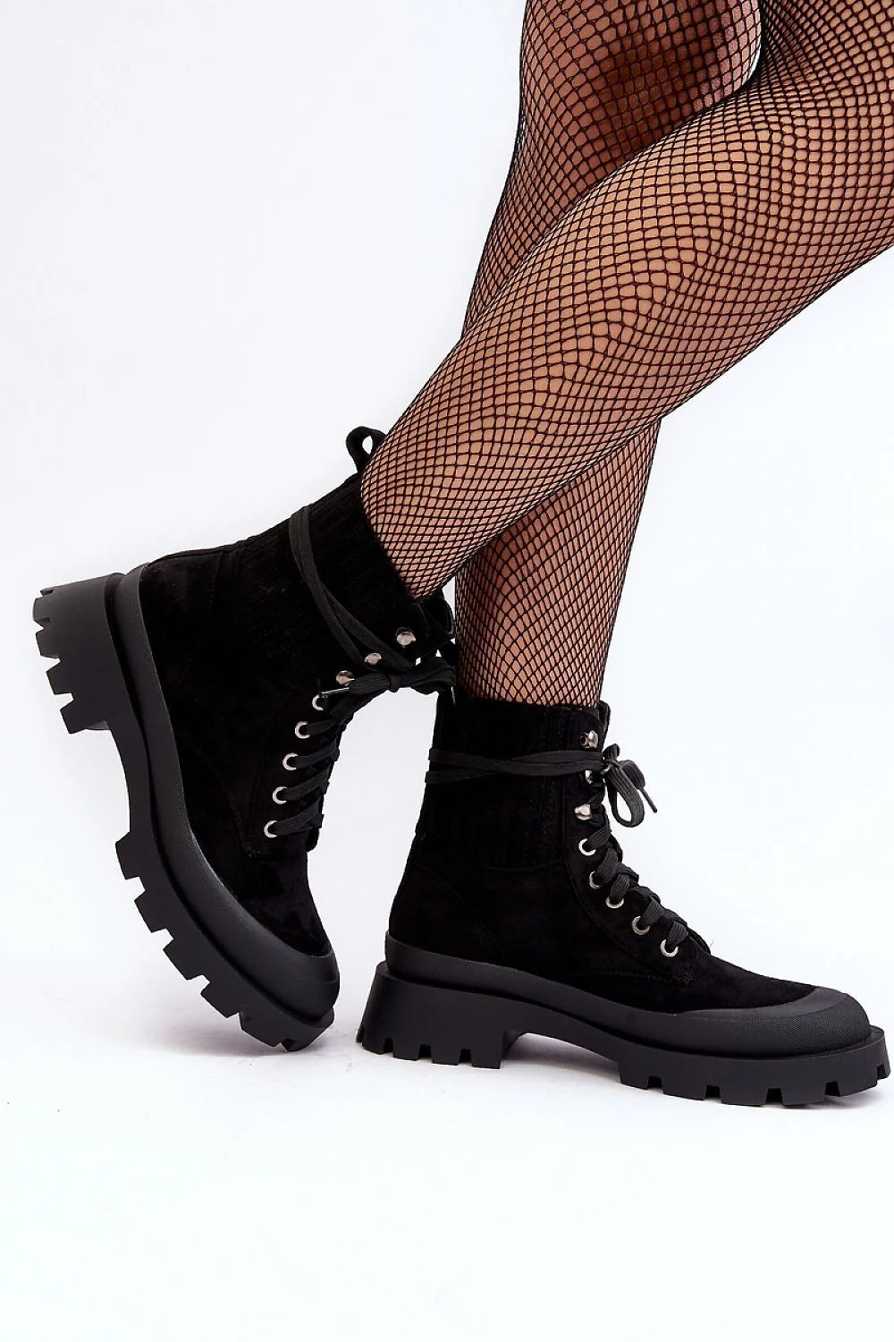Bottes noires trappeur style combat velours tige haute cheville semelle épaisse crantée lacet noir eyelets métalliques femme durable mode audacieuse