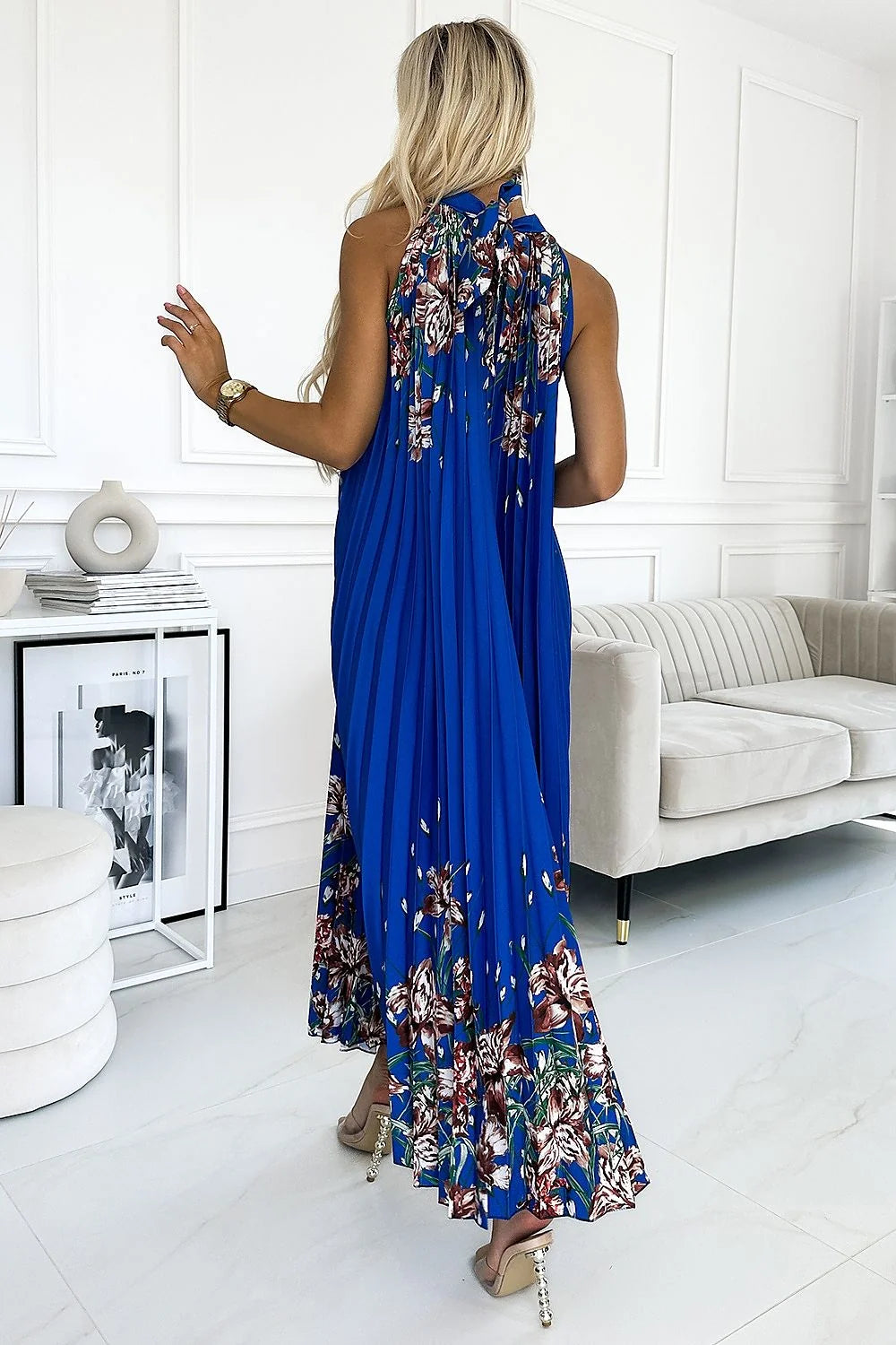 Robe longue style élégant satin plissé motif floral symétrique couleur bleu vif été femme