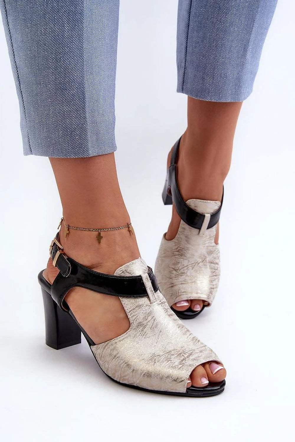 sandales femmes cuir artificiel talon bloc moyen empeigne craquelée métallisée beige sangles noires vernies boucle dorée réglable bride cheville pendentifs