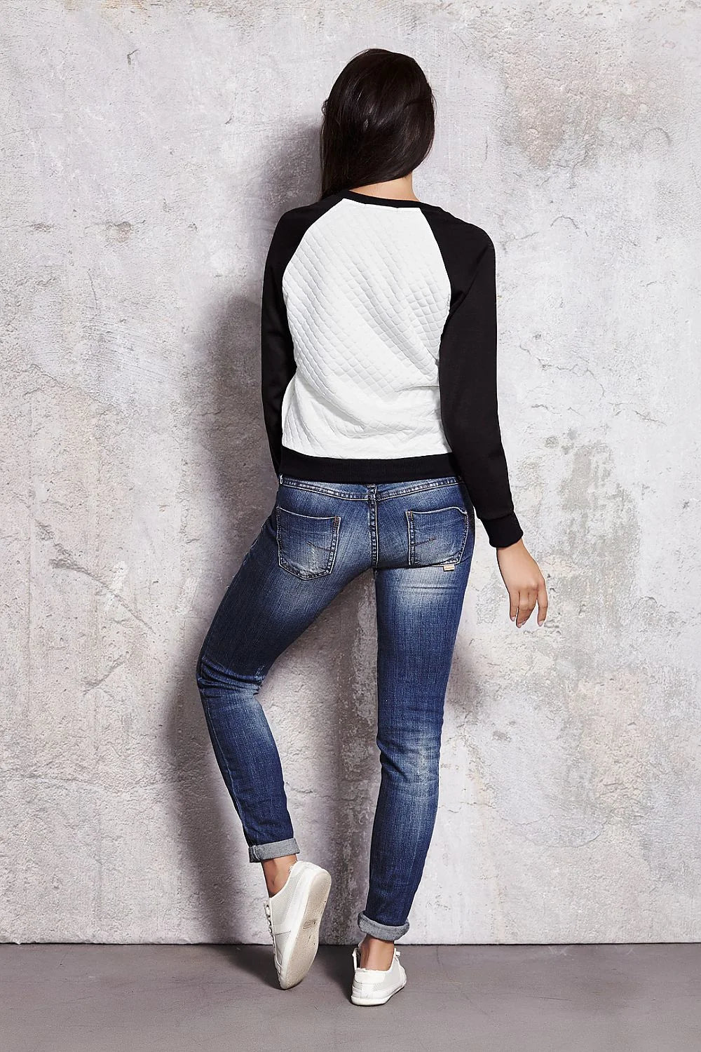 Veste bimatière matelassée moderne élégante noir et blanc pour un look féminin décontracté chic