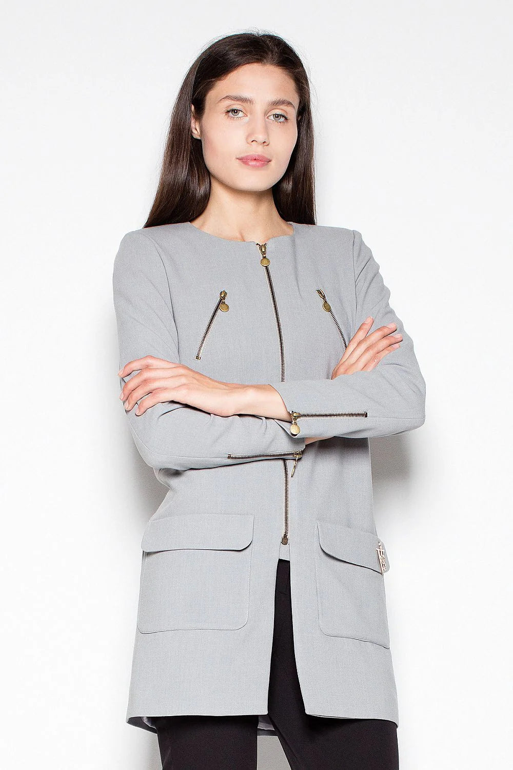 Veste en tissu gris moderne ajustée élégante avec poches zippées pour un style professionnel féminin