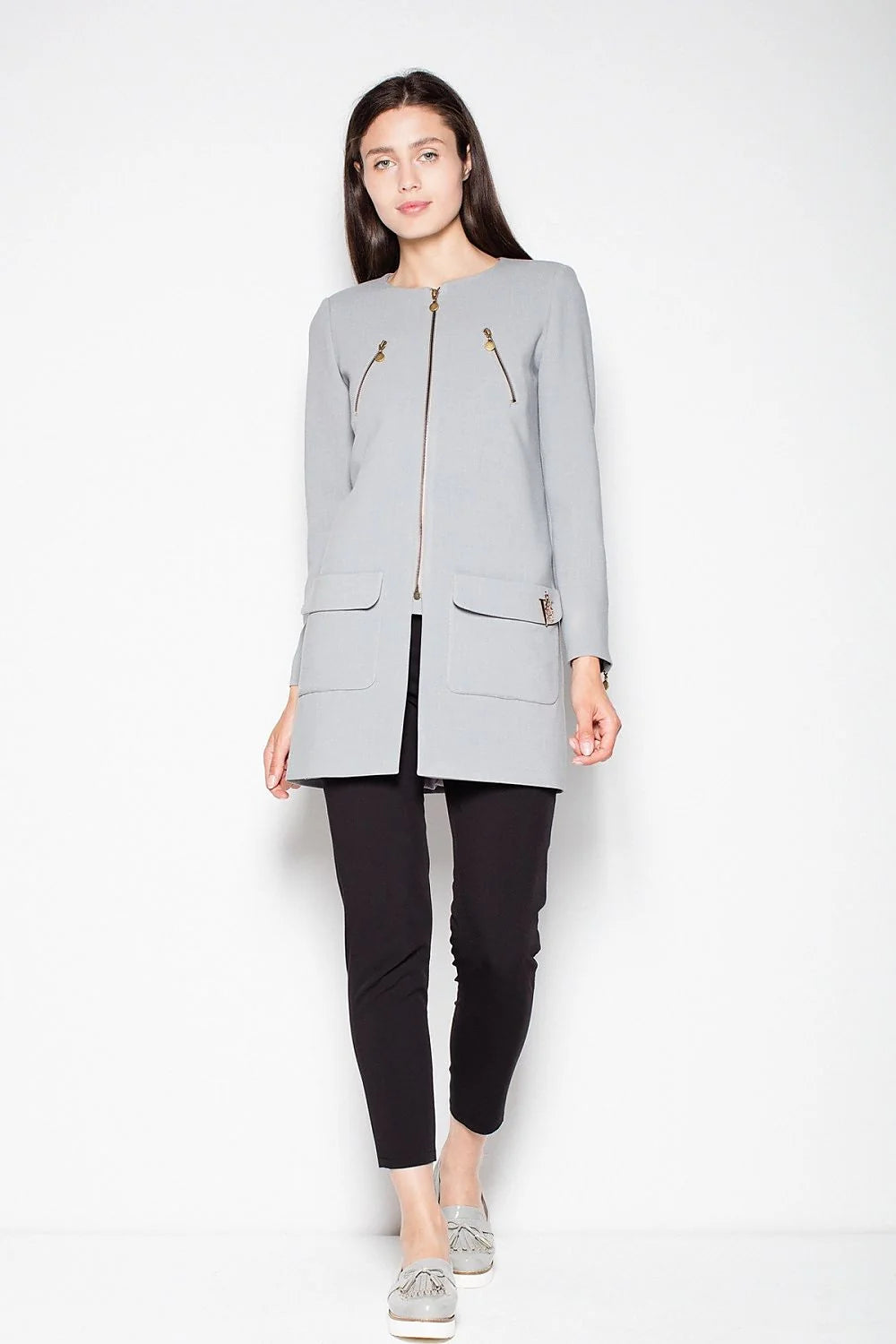 Veste en tissu gris moderne ajustée élégante avec poches zippées pour un style professionnel féminin