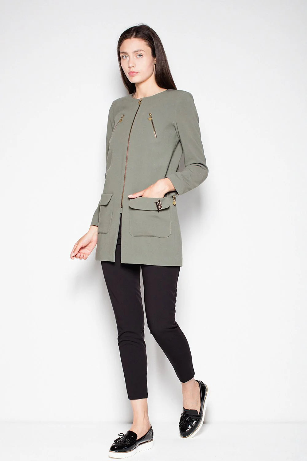 Veste en tissu gris moderne ajustée élégante avec poches zippées pour un style professionnel féminin